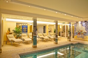 Indoor pool, outdoor pool, pool umbrellas, pool loungers - Hotel & SPA Fontenay (Bad Woerishofen)
