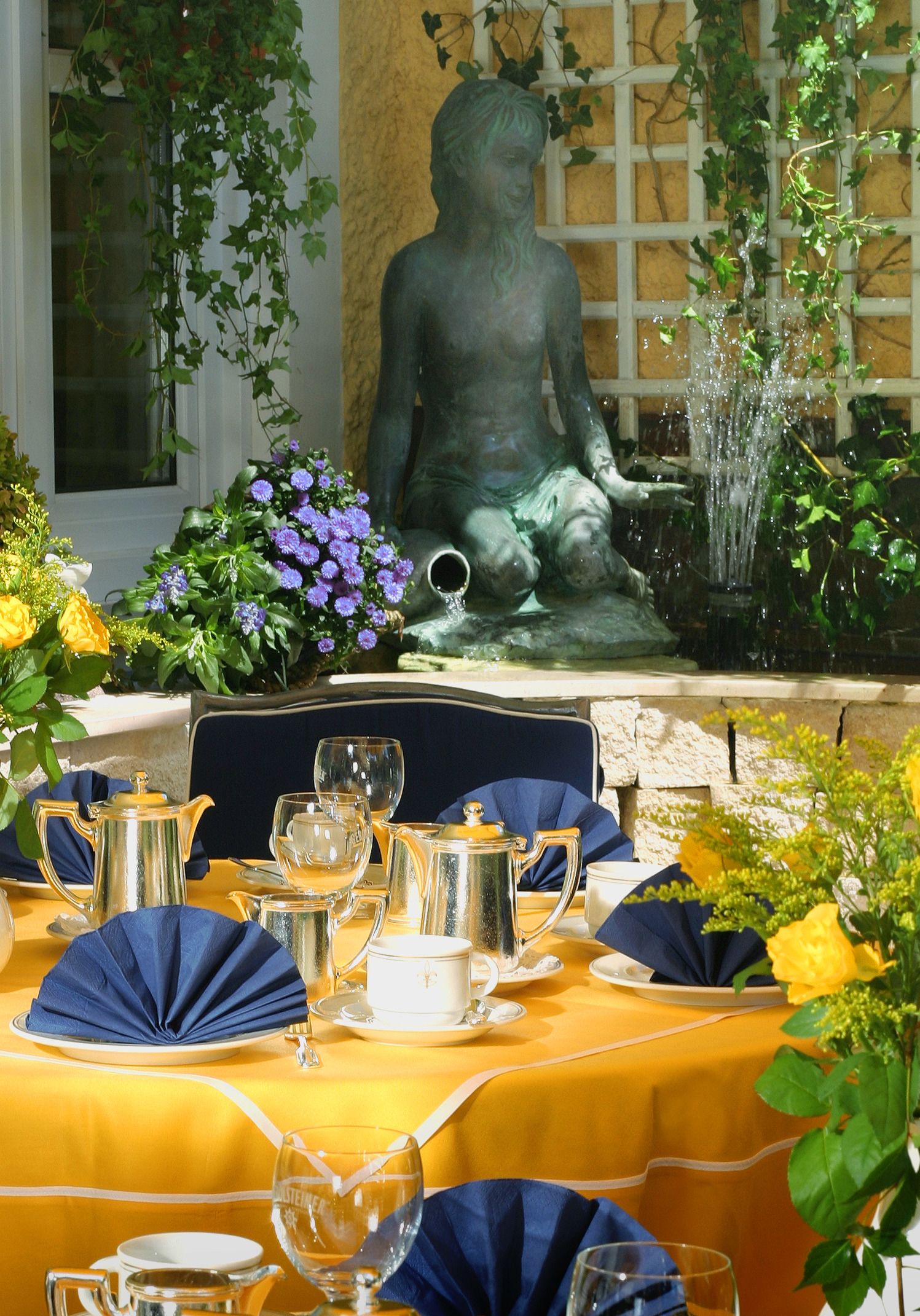 2 间餐厅，供应午餐和晚餐，本地与国际菜