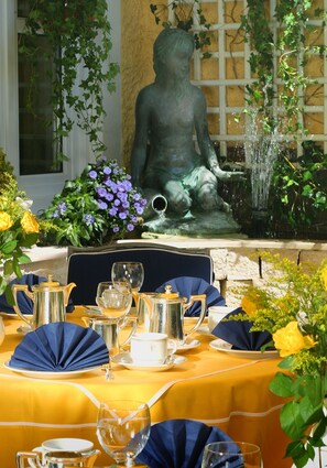 2 restaurants, lunch, dinner served; local and international cuisine 