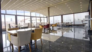 Se sirven desayunos, almuerzos y cenas; cocina internacional