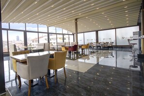 Breakfast, lunch, dinner served; international cuisine - Vivaldi Park Hotel (Ankara)