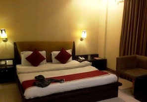 Habitación Confort con 1 cama matrimonial o 2 individuales | Escritorio, camas extra gratis, wifi gratis y ropa de cama