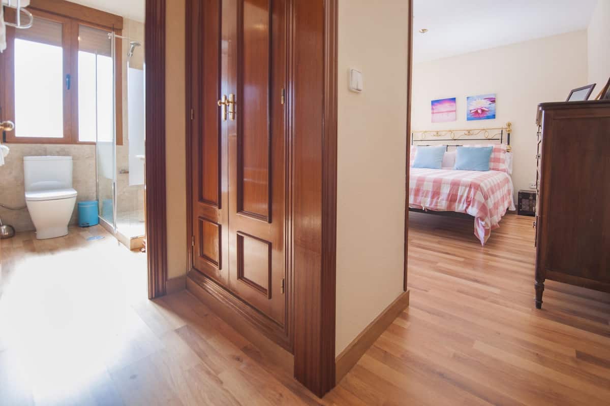 2 bedrooms, down comforters, desk, soundproofing