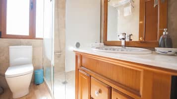 Apartamento, 2 quartos, terraço | Banheiro | Chuveiro, chuveiro com efeito de chuva, produtos de toalete grátis