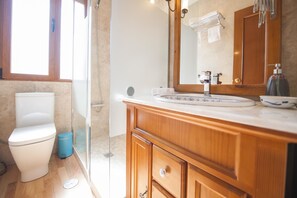 Apartamento, 2 habitaciones, terraza | Baño | Ducha y cabezal de ducha tipo lluvia