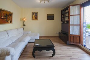 Apartment, 2 Bedrooms, Terrace | Living room | 42-inch flat-screen TV with satellite channels, TV, books