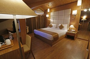 Deluxe Double Room | 1 bilik tidur, peralatan tempat tidur premium, bar mini 