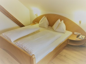 Habitación Confort doble, balcón | Caja fuerte, decoración individual, mobiliario individual