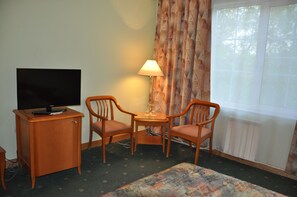 Habitación estándar con 1 cama doble o 2 individuales | Zona de estar | Una televisión de pantalla plana