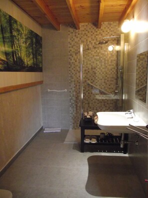 Suite supérieure, 1 chambre, accessible aux personnes à mobilité réduite | Salle de bain | Douche, articles de toilette (gratuits), séchoir à cheveux, pantoufles