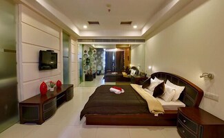 Minibar, caja de seguridad en la habitación y escritorio