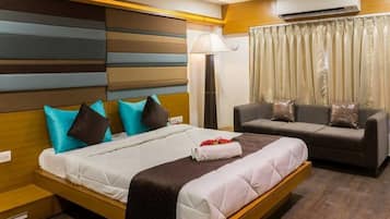 Suite | Minibar, brankas, meja kerja, dan tirai kedap cahaya
