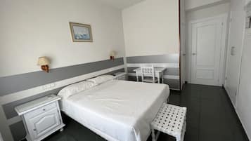 Double Room | Down comforters, minibar, free WiFi, bed sheets