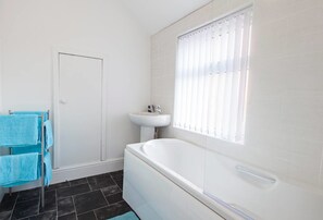 Combined shower/bathtub - Hopewell House (Leeds)