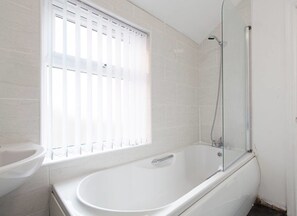 Combined shower/bathtub - Hopewell House (Leeds)