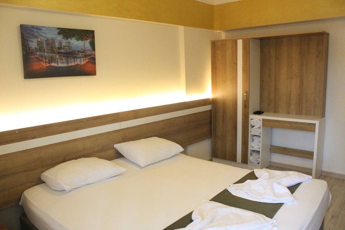 Standard Double Room | Meja, Wi-fi percuma