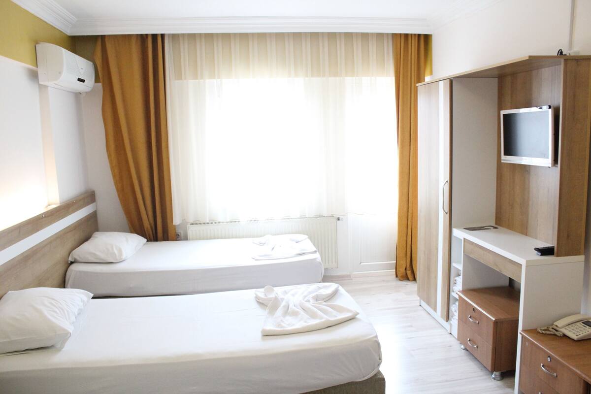 Double or Twin Room | Meja, Wi-fi percuma