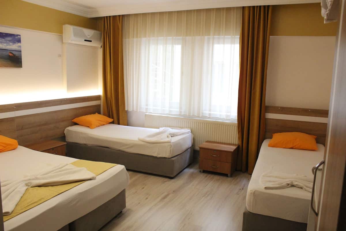 Quadruple Room | Meja, Wi-fi percuma