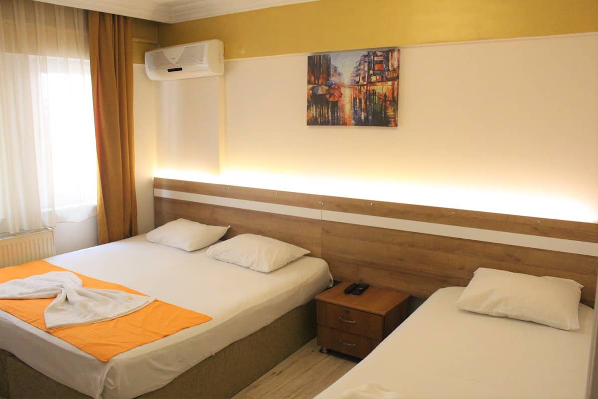Triple Room | Meja, Wi-fi percuma