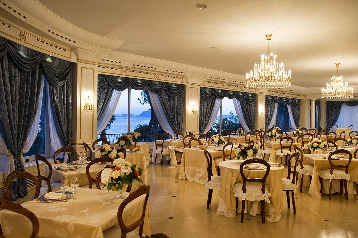 2 restaurantes, se sirven comidas, cenas y cocina local