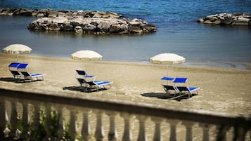 Plage privée, sable blanc, chaises longues, parasols