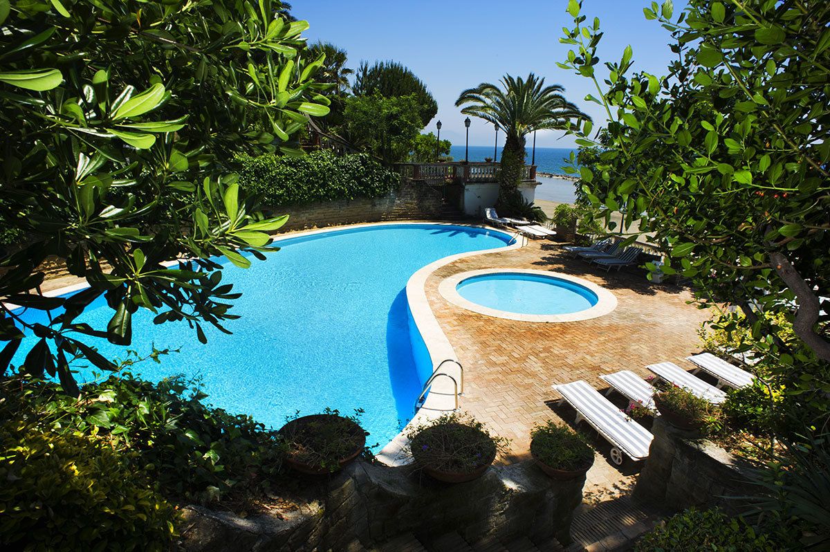 seasonal outdoor pool, open 8:30 am to 6:00 pm, pool loungers