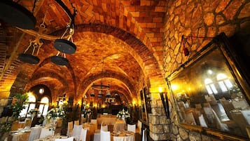 2 restaurants servant le déjeuner et le dßner, plats Cuisine locale