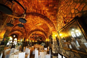 2 restaurants, lunch, dinner served; local cuisine