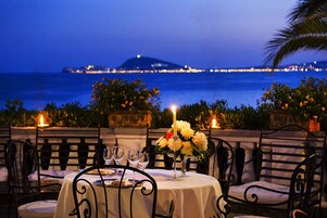 2 restaurantes, com serviço de almoço e jantar; culinária local