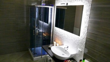 Estudio, 1 habitación | Baño | Ducha, artículos de higiene personal gratuitos, secador de pelo y bidé