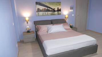 Een slaapkamer met een bed, twee nachtkastjes, een bijzetmeubel, een schilderij van een brug en een deur.