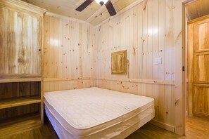 Chalet rustique Deluxe, 2 chambres (No Linens Provided) | 2 chambres, accès au Wi-Fi (inclus)