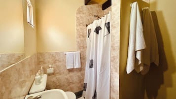 Quarto casal ou duplo básico | Banheiro | Chuveiro, produtos de toalete grátis