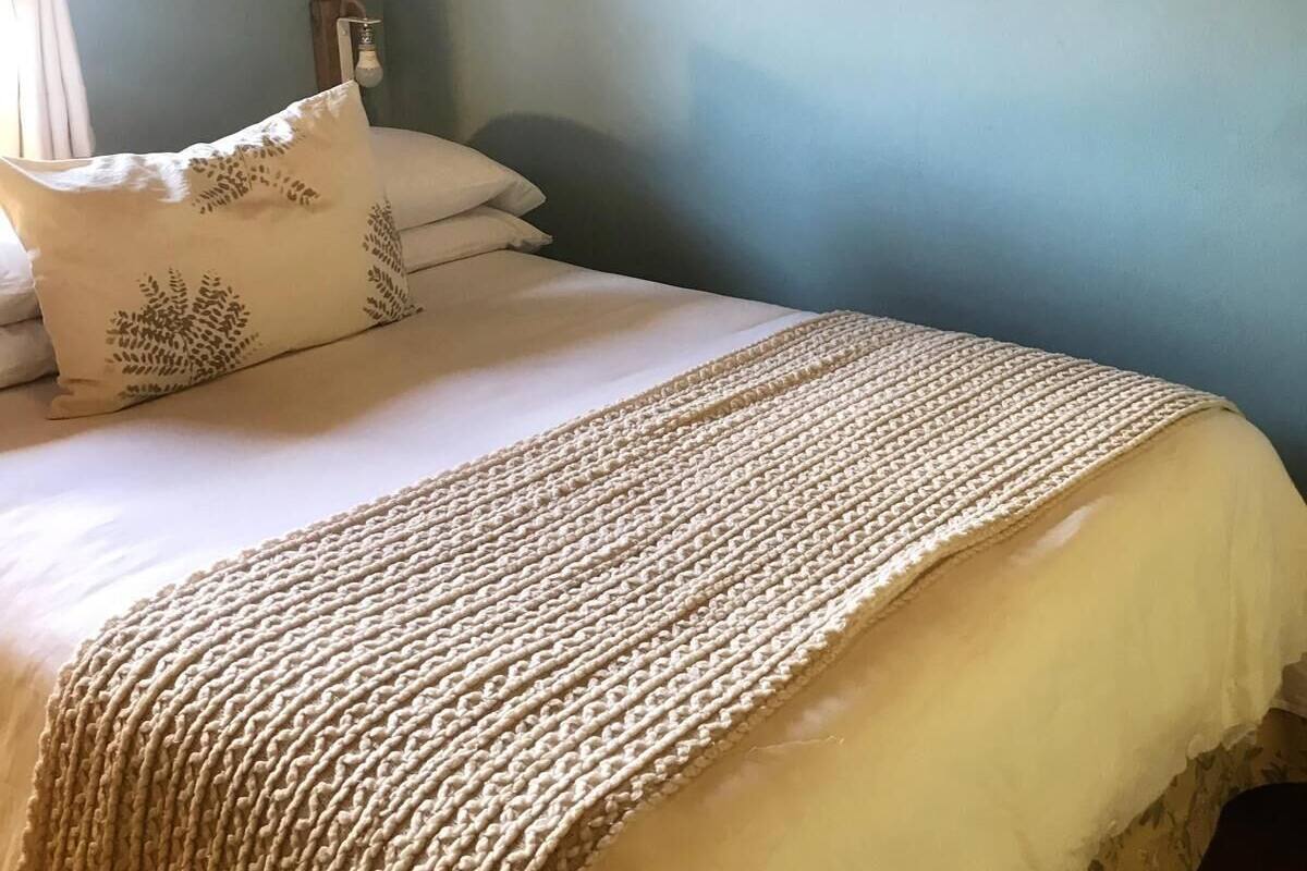Quarto casal básico | Cortinas blackout, Wi-Fi de cortesia, roupa de cama