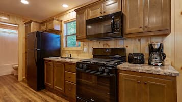 كوخ عائلي - غرفتا نوم | مطبخ خاص | ثلاجة، ميكروويف، موقد طهي مسطح، ماكينة لصنع القهوة/الشاي