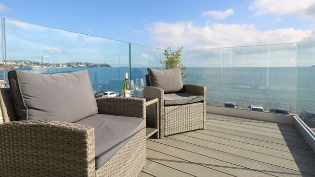 A balcony with wicker furniture and a view of the sea. - Channel View Hotel (Paignton)