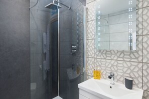 Superior Double Room, Ensuite, Sea View (Balcony Suite 6 ) | Bathroom