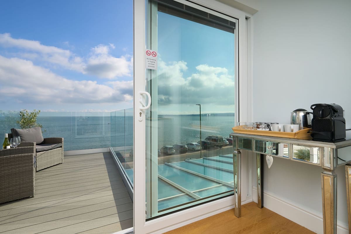 ห้องซูพีเรียดับเบิล, ห้องน้ำในตัว, วิวทะเล (Balcony Suite 6 )