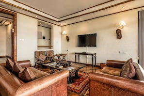 Signature Cottage | Living area | 42-inch flat-screen TV with satellite channels