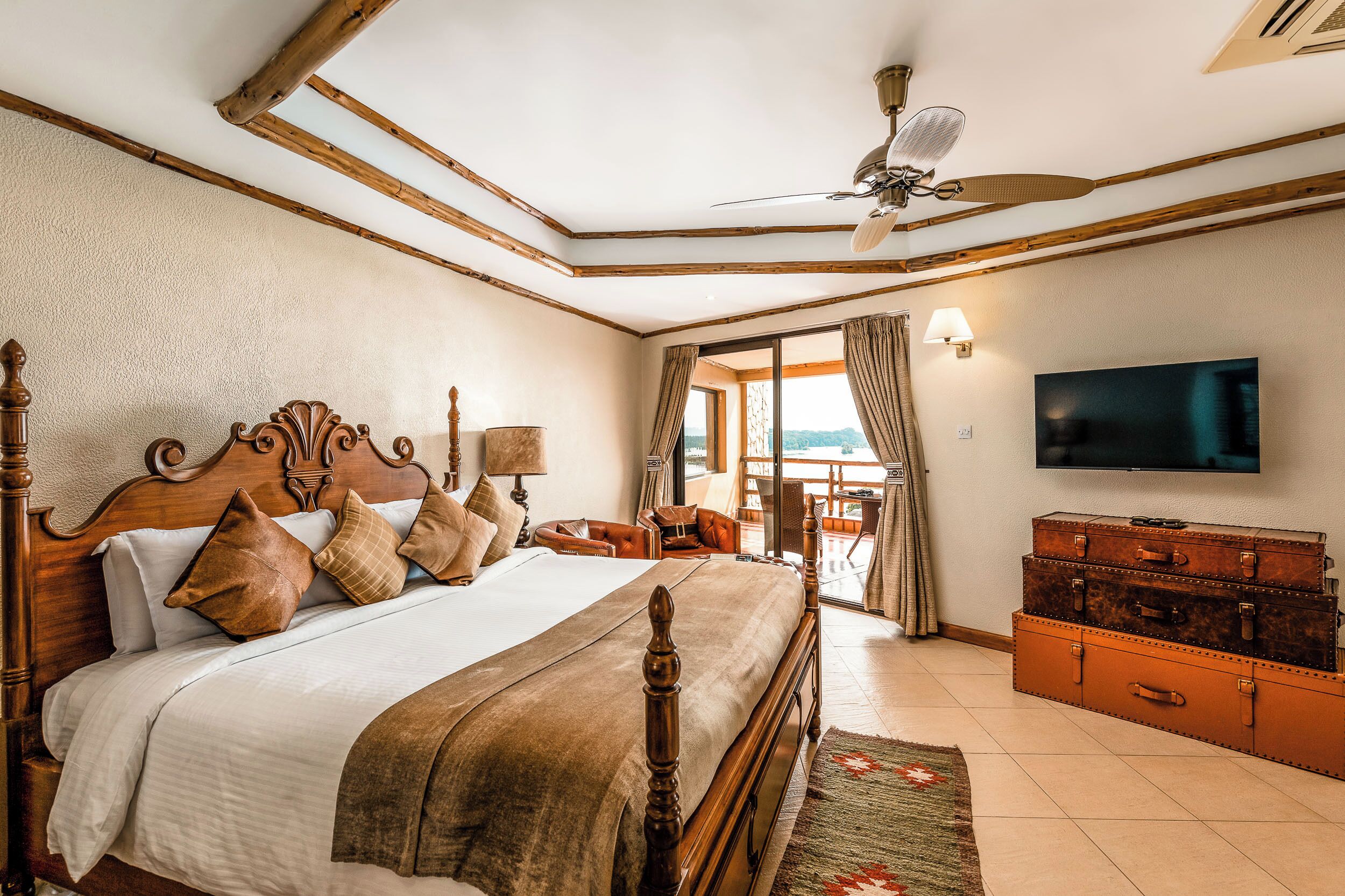 Signature Room | In-room safe, desk, blackout drapes, bed sheets