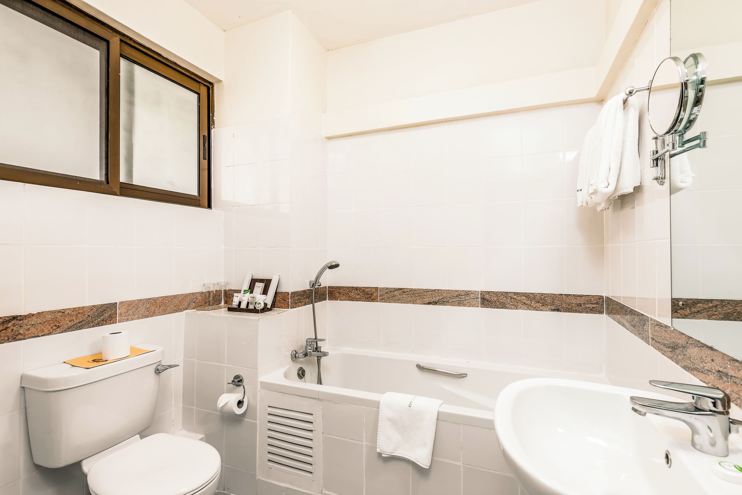 Bathtub dan shower terpisah, bathtub besar,  dan pancuran hujan