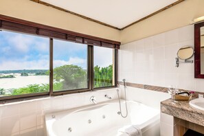 行政套房 | 浴室 | 淋浴/浴缸二合一、免費盥洗用品、吹風機、毛巾