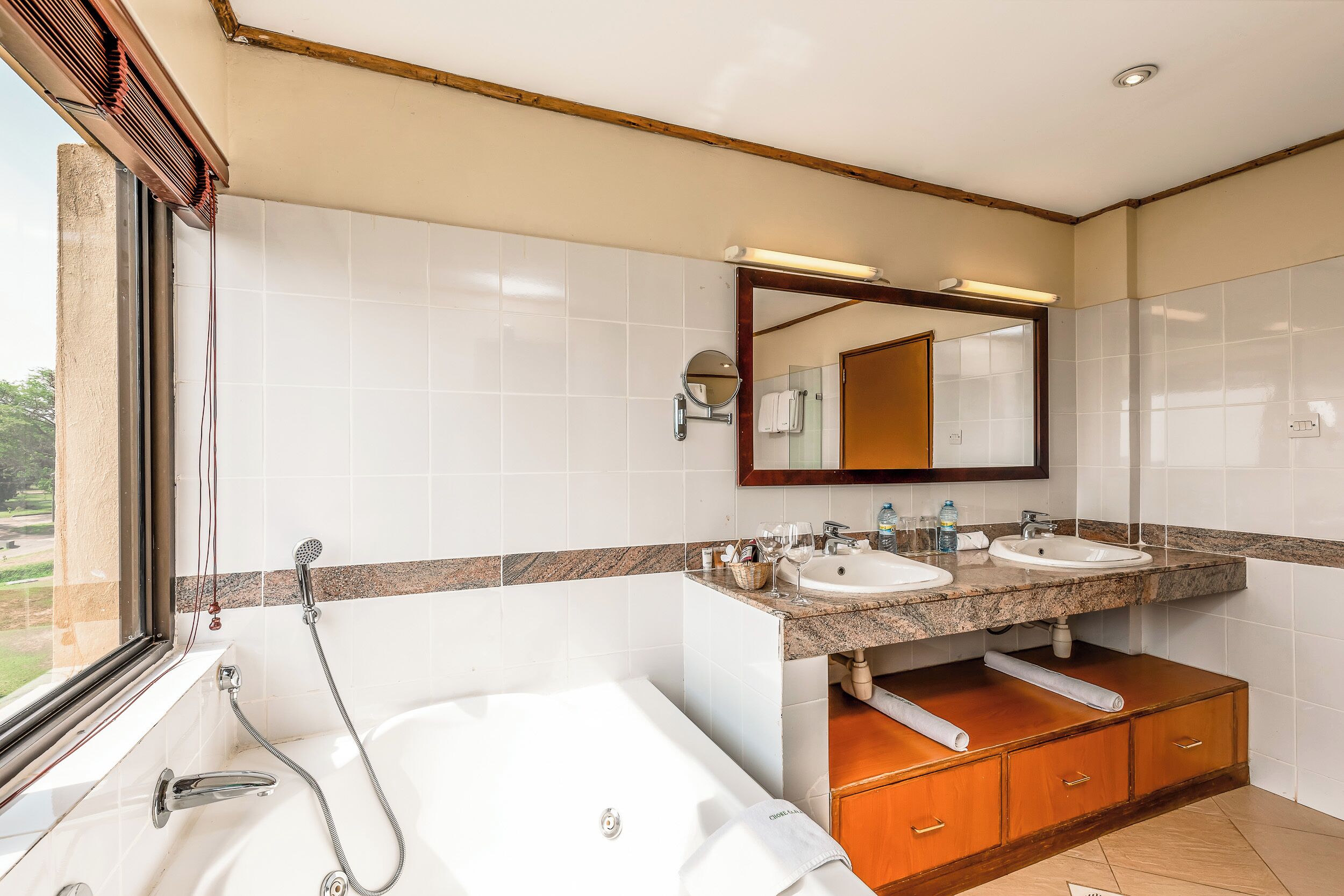 Bañera y ducha independientes, bañera profunda