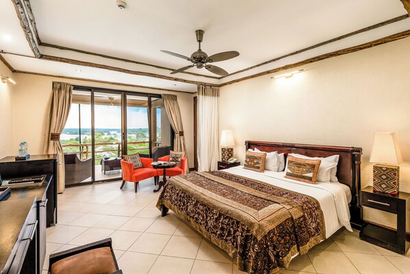 Rom – deluxe | Safe på rommet, skrivebord, blendingsgardiner og sengetøy