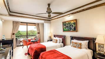 Caja de seguridad en la habitación, escritorio y cortinas blackout