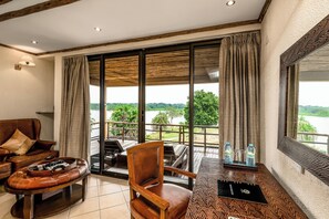 Småhus – signature | Safe på rommet, skrivebord, blendingsgardiner og sengetøy