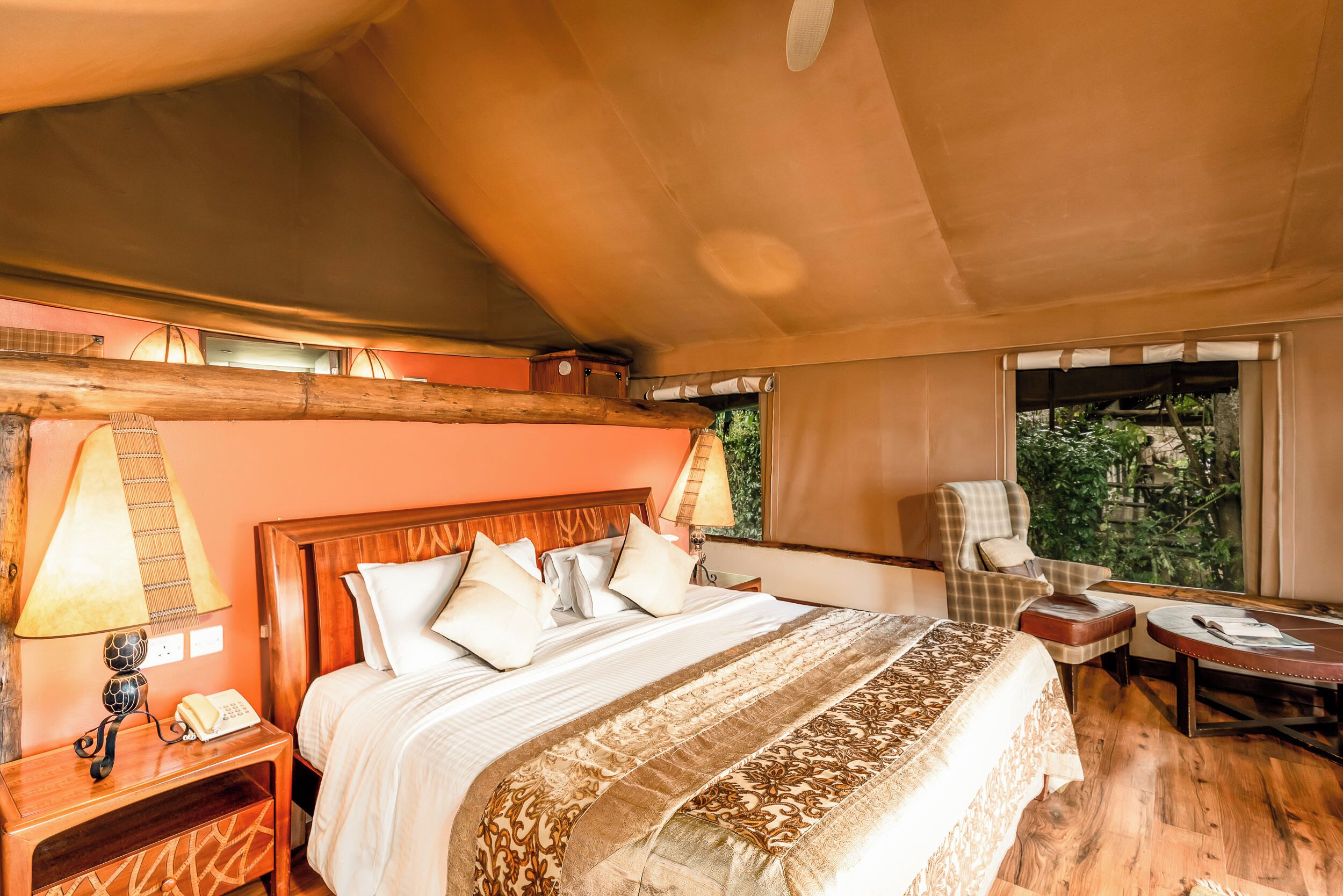 خزنة داخل الغرفة ومكتب وستائر تعتيم وملاءات أسرّة