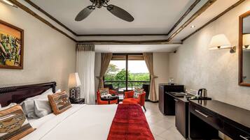 Camera Standard | Una cassaforte in camera, una scrivania, tende oscuranti