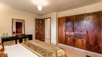 Classic Cottage | In-room safe, desk, blackout drapes, bed sheets