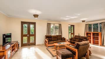 Casa de campo clásica | Área de sala de estar | Televisión de pantalla plana de 42 pulgadas con canales vía satélite